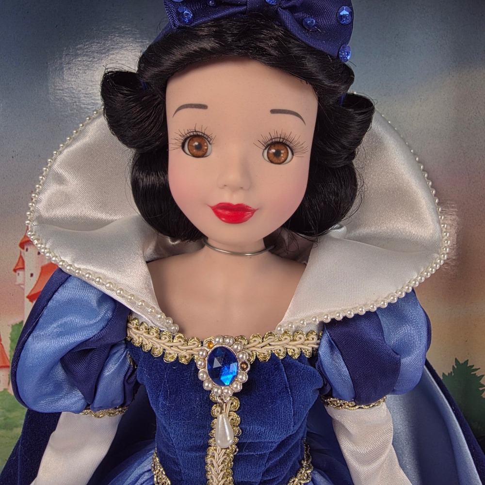 Disney Princess Snow White Porcelain Keepsake Doll Brass Key‎ Collectibles 2003